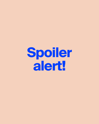Der Text "Spoiler alert!" in blauer Schrift auf beigem Hintergrund.