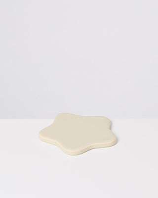Beige sternförmiges Objekt auf weißem Hintergrund.