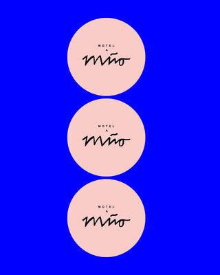 Drei beige Kreise mit der Aufschrift "Motel a Miño" auf einem blauen Hintergrund, vertikal angeordnet.