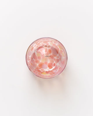 Rundschale mit rosa und gelben Mustern auf weißem Hintergrund, Blick von oben.