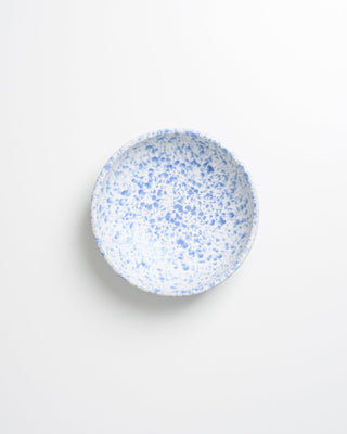 Eine runde, flache Schale mit blau-weißer, gesprenkelter Musterung auf einem weißen Hintergrund.