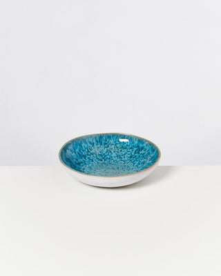Keramikschale mit blauem, gesprenkeltem Innenmuster auf einem weißen Hintergrund.