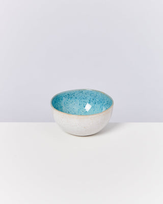 Keramikschale mit blauer, gesprenkelter Innenfläche und weißer Außenseite auf weißem Hintergrund.