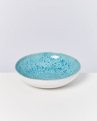 Keramikschale mit weißem Rand und türkis-blauer Sprenkelung im Inneren auf weißem Hintergrund.