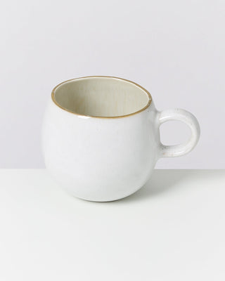 Weiße Keramik-Tasse mit einem runden Henkel auf einem weißen Hintergrund.