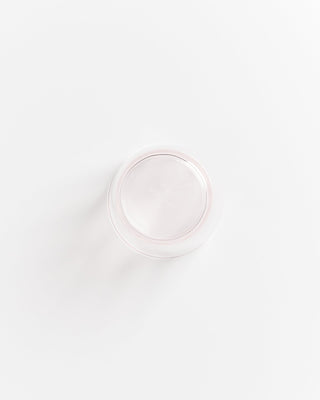 Eine transparente Glasschale auf weißem Hintergrund.