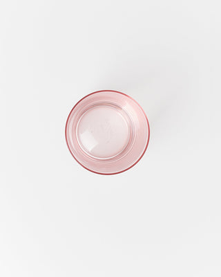 Rosa, transparente Glasschale auf weißem Hintergrund von oben gesehen.