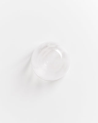 Leere, durchsichtige Glasschale auf einem weißen Hintergrund.