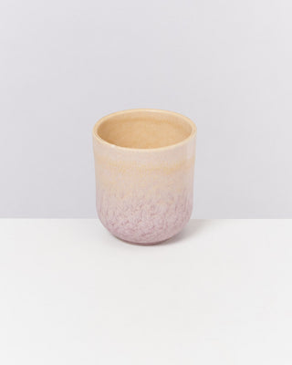 Becher mit rosa und beige verlaufender Glasur auf weißem Hintergrund.