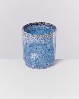 Blauer Keramiktopf mit gesprenkelter Glasur auf weißem Hintergrund.
