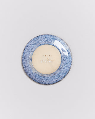Geflieste runde Scheibe mit blauer und beige-grauer Glasur und einer eingravierten Beschriftung in der Mitte.