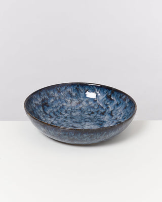Blaue Keramikschüssel mit marmoriertem Muster auf weißem Hintergrund.