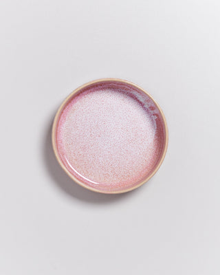 Keramikschale mit rosa und weißen Sprenkeln auf hellem Hintergrund.