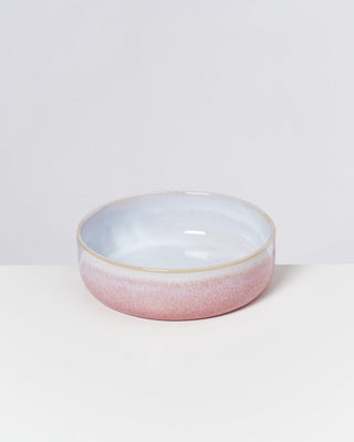 Keramikschale mit rosa und blauer Glasur auf weißem Hintergrund.