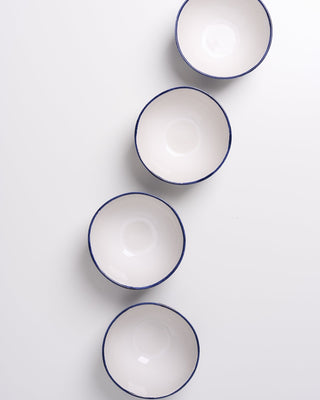 Vier weiß-blaue Schüsseln in einer diagonalen Reihe auf einem weißen Hintergrund.