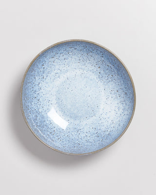 Blaue, gesprenkelte Keramikschüssel auf weißem Hintergrund.