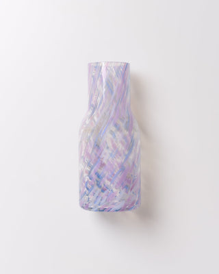 Vase aus Glas mit schimmerndem, abstraktem Design in Pastelltönen vor weißem Hintergrund.