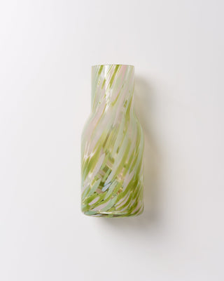 Grüne, transparente Vase mit spiralförmigem Muster auf weißem Hintergrund.