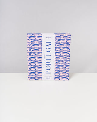 Buch mit Muster aus blauen Fischen und dem Titel "Portugal" auf einem weißen Hintergrund.