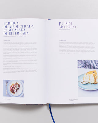 Offenes Kochbuch mit Rezepttexten und Fotos von Gerichten.