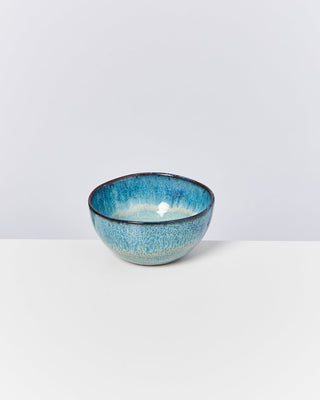 Blaue Keramikschale mit Farbverlauf auf weißem Hintergrund.