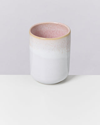 Ein zylindrisches Keramikgefäß mit einem rosa Innenbereich steht auf einem weißen Hintergrund.