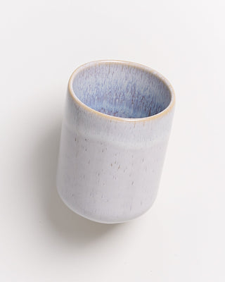 Keramiktasse mit hellblauer Glasur auf weißem Hintergrund.
