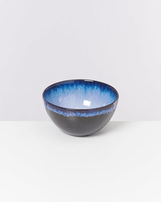 Blau-schwarze Keramikschale mit glasiertem Finish steht auf weißem Hintergrund.