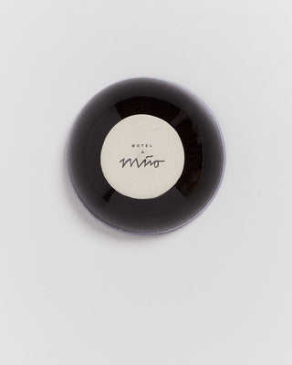 Schwarze Schale mit weißem Innenboden, darauf steht "Motel a Miio" in schwarzer Schrift.
