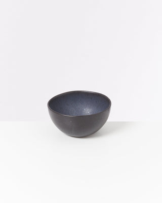 Schwarze, matte Schüssel auf weißem Hintergrund.