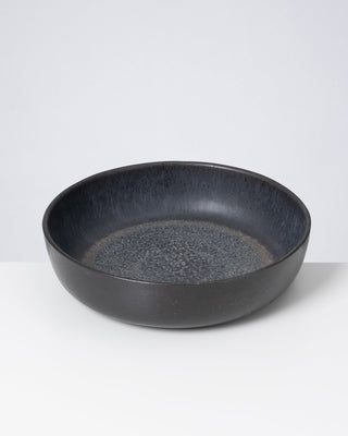 Schwarze Keramikschale mit texturierter Innenseite auf weißem Hintergrund.