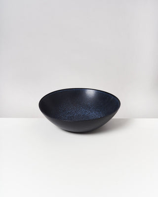 Schwarze, tiefblaue Schale mit gesprenkelter Oberfläche auf weißem Hintergrund.