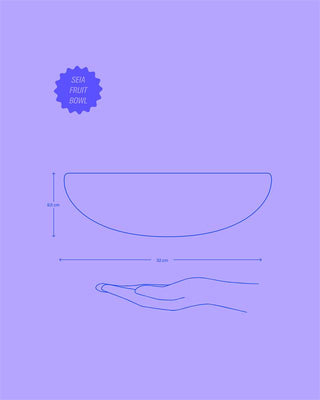 Blaue Skizze einer Seia-Fruchtschale mit Maßen 8,5 cm Höhe und 32 cm Breite über einer gezeichneten Hand auf lila Hintergrund.