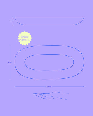 Diagramm eines ovalen Serviertellers mit den Maßen 42 cm Länge, 21 cm Breite, 4 cm Höhe, mit einer Hand darunter.